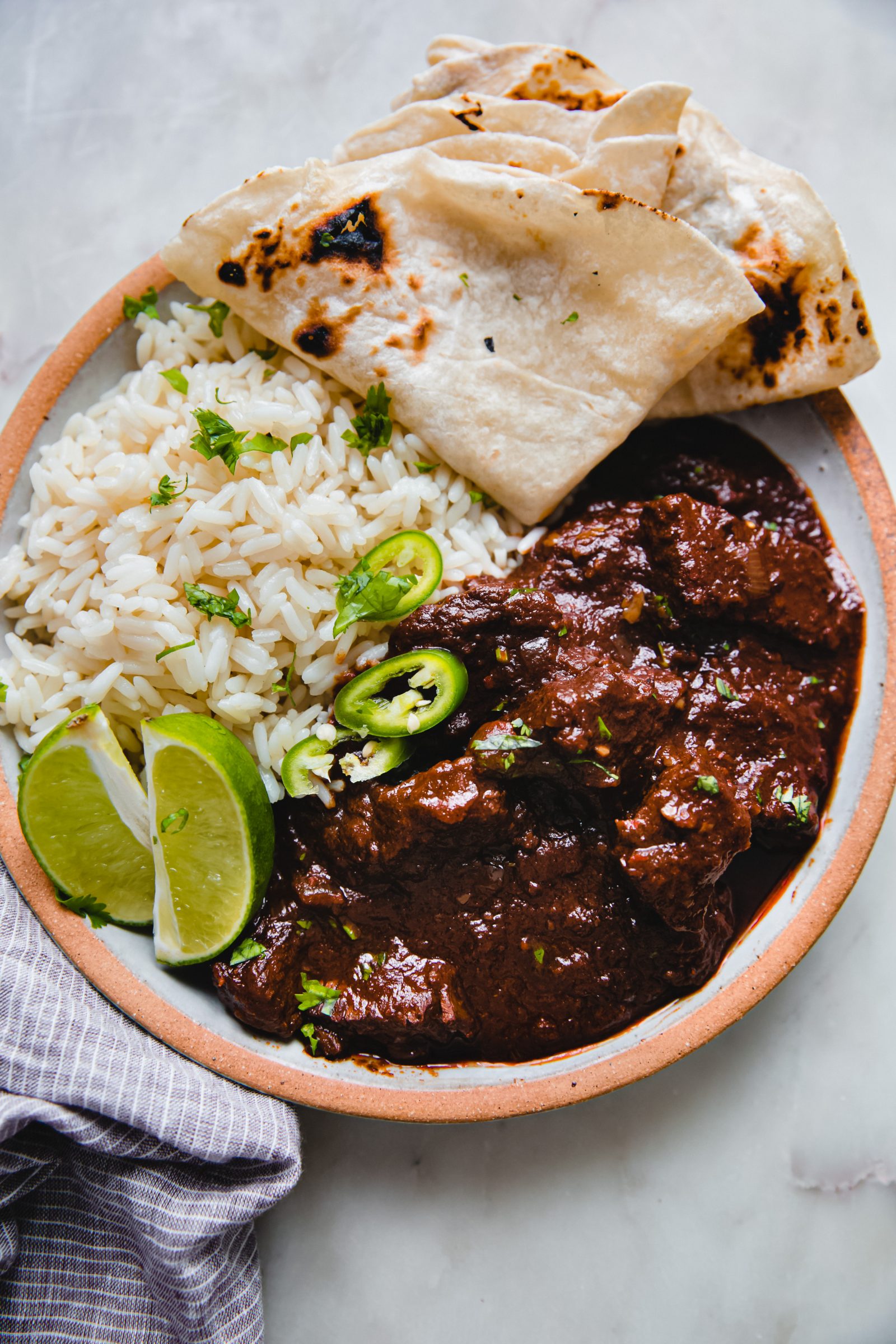 Chile colorado con arroz, frijoles y tortillas