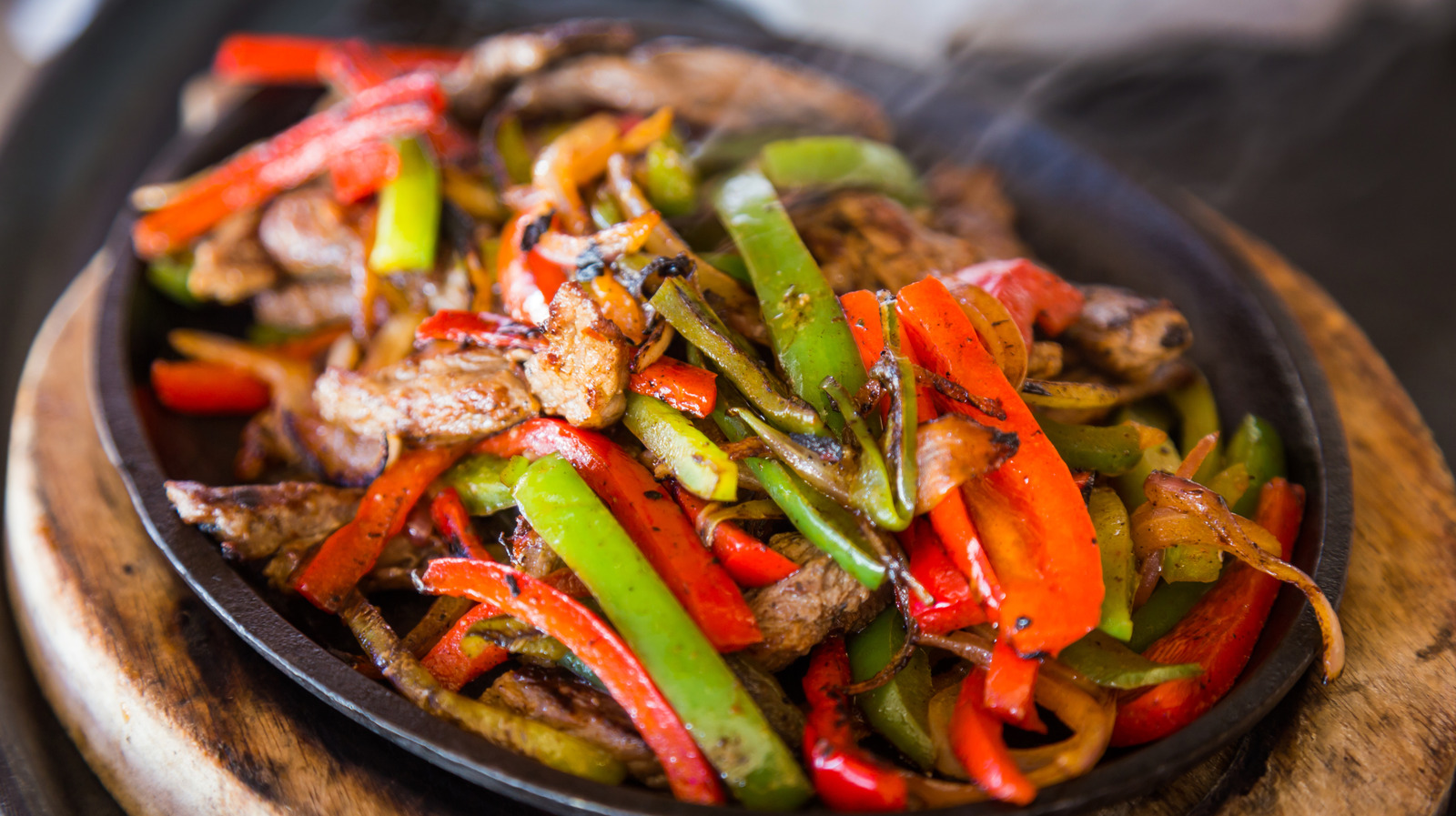 Fajita de carne o pollo con arroz, frijoles, ensalada y tortillas