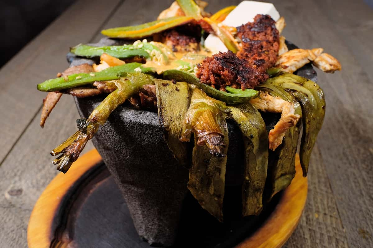 MOLCAJETE (carne asada, pechuga, chorizo, camarón, costilla, cebolla, queso, chile, arroz, frijoles, ensalada y tortillas)